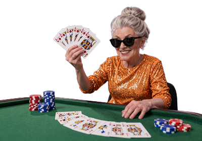 Granny Live Blackjack Dealerin f&auml;chert Karten auf gr&uuml;nem Filz bei SpinGranny